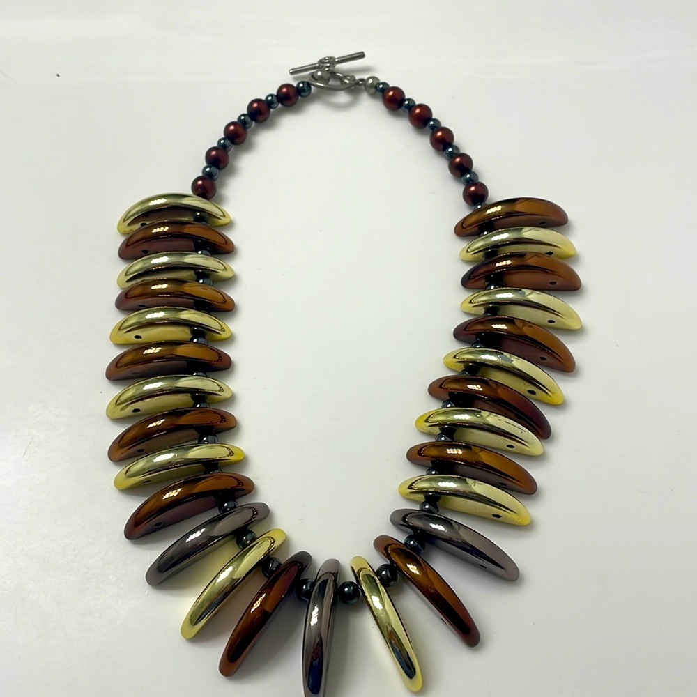Unique necklace in gold, pewter and copper coloring